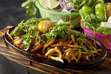 手ごね茹でたての自家製生麺はもちもち食感! 東京で話題の生パッタイ専門店が関西初出店