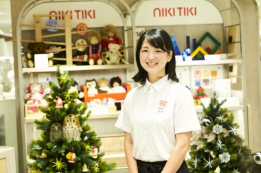 クリスマスツリーの選び方や素敵な飾り付けの方法は? 毎年大人気の＜アトリエ ニキティキ＞のスペシャリストが解説