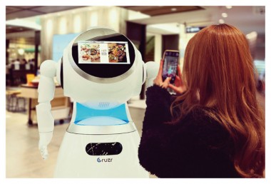 クリスマス限定でロボットを活用! FOOD＆TIME ISETAN YOKOHAMAがAIコミニュケーションロボットを導入