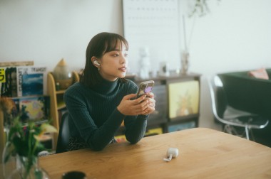 おしゃれなあの人のおうち時間。モデル・植村麻由の「シンガロング」で楽しむ、おうちカラオケ【アプリ限定】