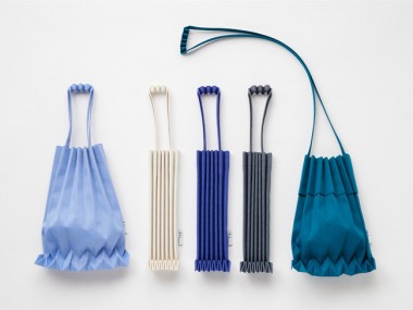 中に荷物を入れるとプリーツが広がり様々な表情が。me ISSEY MIYAKEのTRUNK PLEATS BAGに限定色が登場