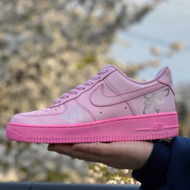 王道スニーカーAIR FORCE 1を染め技法で淡色に。スチュリートから春の新作「BUTTERFLY DYE」が登場