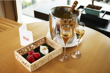 関西で唯一の5つ星ホテルのおこもりステイ。ザ・リッツ・カールトン京都でシャンパンといちごを楽しむ