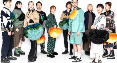 sacai x TOMO KOIZUMI、大胆なフリル使いのロマンティックなバッグとレッグウォーマーが発売