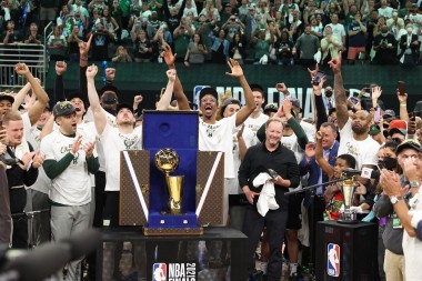 NBAファイナル2021はミルウォーキー・バックスが優勝! 「ラリー・オブライエン・トロフィー」の特製ケースはルイ・ヴィトンが制作