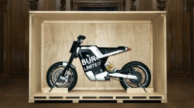 バーバリーからフランスのバイクメーカー「DAB Motors」とコラボした限定の電動バイクが登場