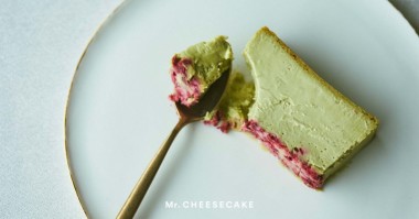 味わい深いローストピスタチオと爽やかな酸味のラズベリーが彩るMr. CHEESECAKEのホリデーフレーバー