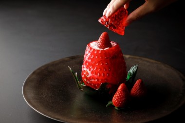 アートのような飴細工の器 8重層パフェ。アマン京都「苺 Art of Strawberry」が再登場