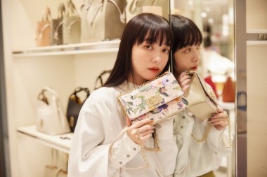 シンプルなコーデも映える! 個性派デザインのBAG 5選