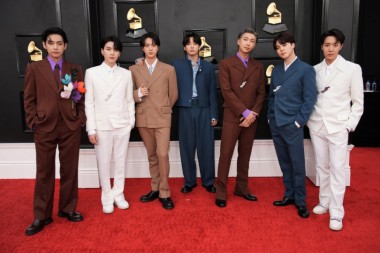 ルイ・ヴィトンを纏ったBTS、シンシア・エリヴォが 第64回グラミー賞授賞式に登場