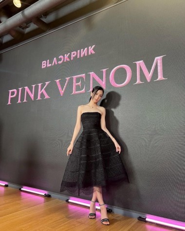 ディオールを纏ったBLACKPINKのジスが、新曲「PINK VENOM」のプレリリースイベントに登場