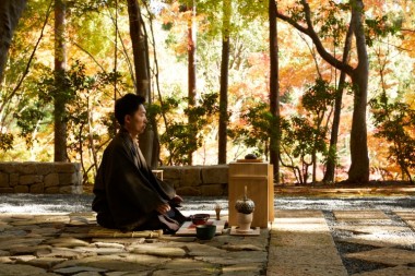 洛北に息づく森の庭と美学が結集。アマン京都で茶人・天江大陸によるプライベート野点体験