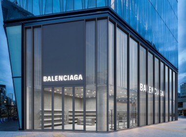 バレンシアガが東急プラザ銀座に期間限定ストアをオープン、「Balenciaga Tokyo」ロゴのDuty Free バッグも限定で登場