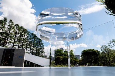 吉岡徳仁の4年ぶりとなる展覧会「吉岡徳仁 FLAME − ガラスのトーチとモニュメント」を開催