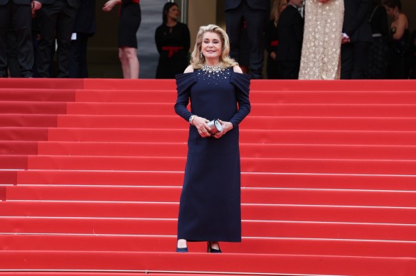 ルイ・ヴィトンのドレスを纏ったフランスの女優 カトリーヌ・ドヌーヴが第76回カンヌ国際映画祭に出席