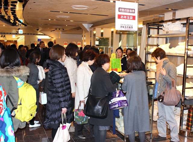 お年玉袋で賑わう三越伊勢丹新宿店、店内の様子(本館4階)