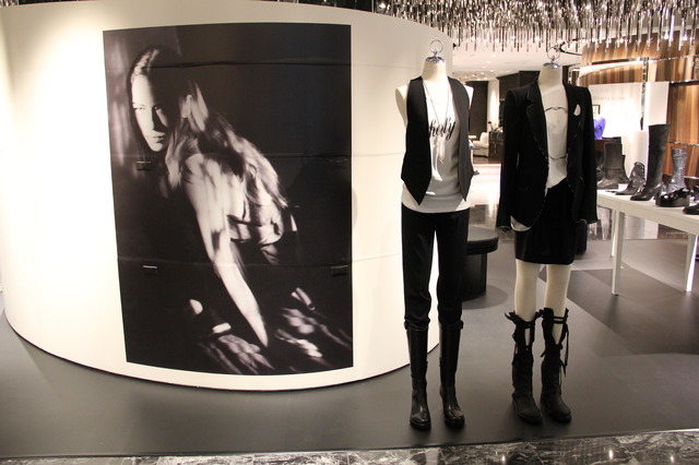 「ANN DEMEULEMEESTER -25TH YEARS SHOES-」。トルソー左が2005春夏、右が2009-10秋冬のルック