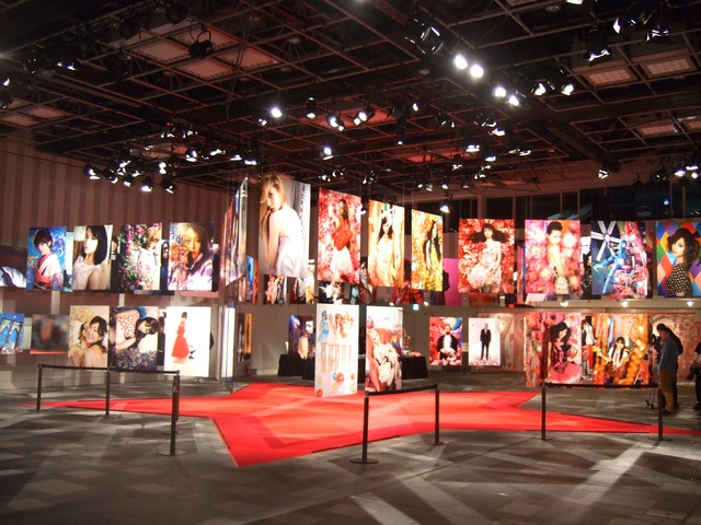 蜷川実花の写真展「LUCKY STAR NINAGAWA MEN&WOMEN」