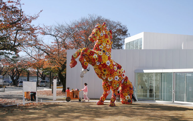 チェ・ジョンファ "フラワー・ホース" 2008 十和田市現代美術館