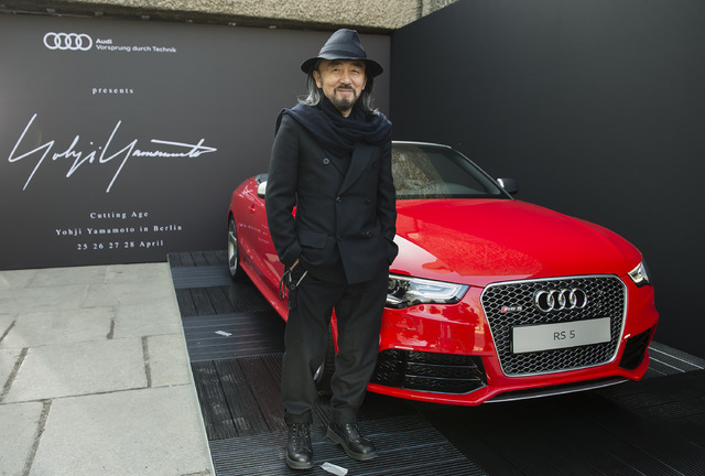 イベントのスポンサーである、自動車メーカーのアウディの車と山本耀司