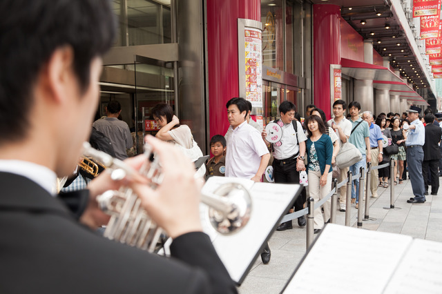 楽団による演奏と共に開店