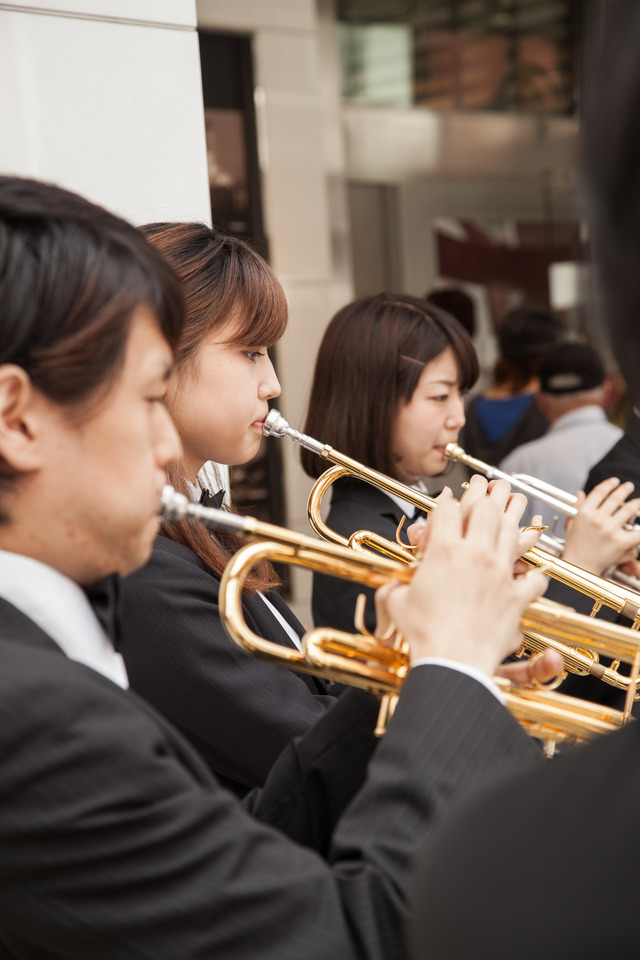 楽団による演奏と共に開店