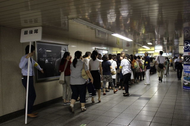 新宿地下道の行列