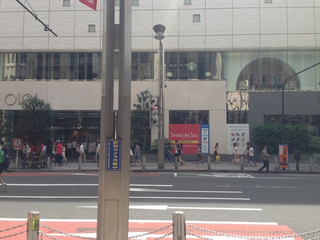 本館正面玄関はマルイ本館の向い側にある