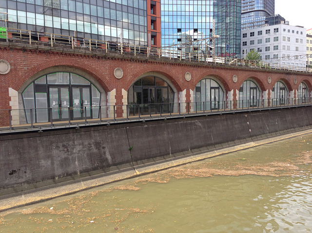 神田川沿いに面する万世橋高架橋