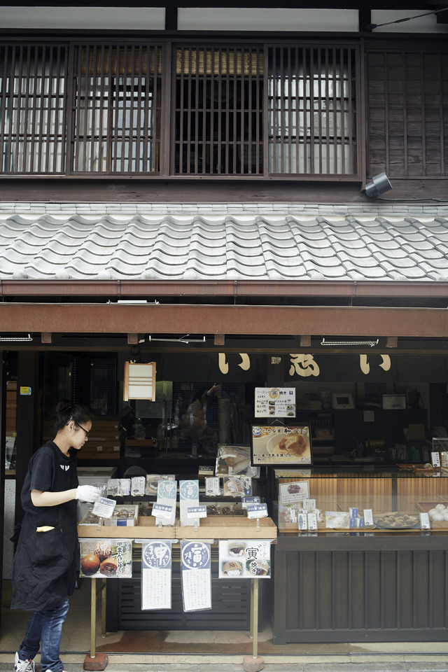 もともとは江戸時代の文久二年(1861年)に、「い志い呉服店」として創業。戦後、和菓子店として営業。築約150年という木造家屋からは、歴史の重みを感じる