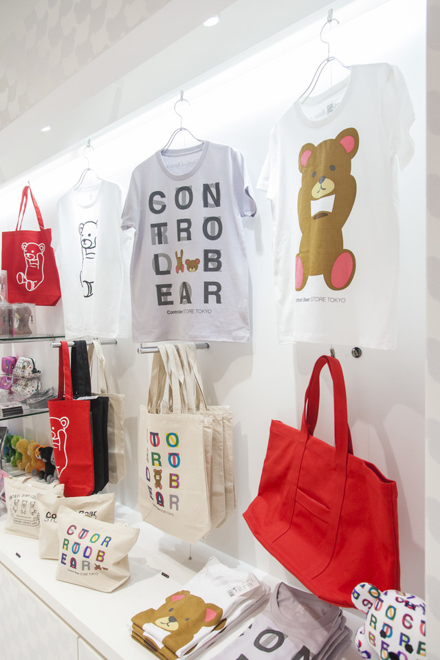 Control Bear STORE TOKYO限定のTシャツとトートバッグ