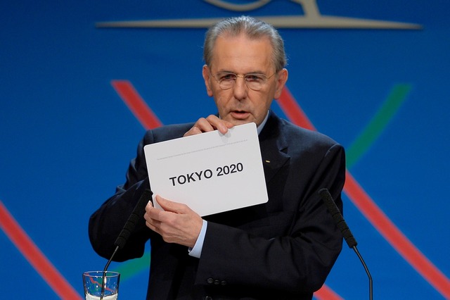 東京での五輪開催を発表するロゲ会長