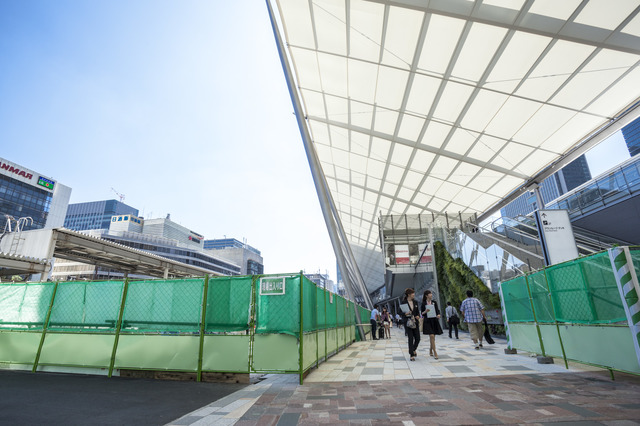 フェンスで囲われた一帯は開発中の駅前広場。2014年秋完成