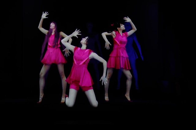 Perfume の3人の彫像に映像が投影されるインスタレーション「Physicalizing Data by Rhizomatiks」。ホログラフィックにより踊る生身のPerfume3人、あ～ちゃん、のっち、かしゆかが現出