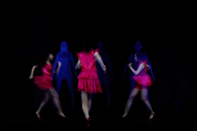 Perfume の3人の彫像に映像が投影されるインスタレーション「Physicalizing Data by Rhizomatiks」。ホログラフィックにより踊る生身のPerfume3人、あ～ちゃん、のっち、かしゆかが現出