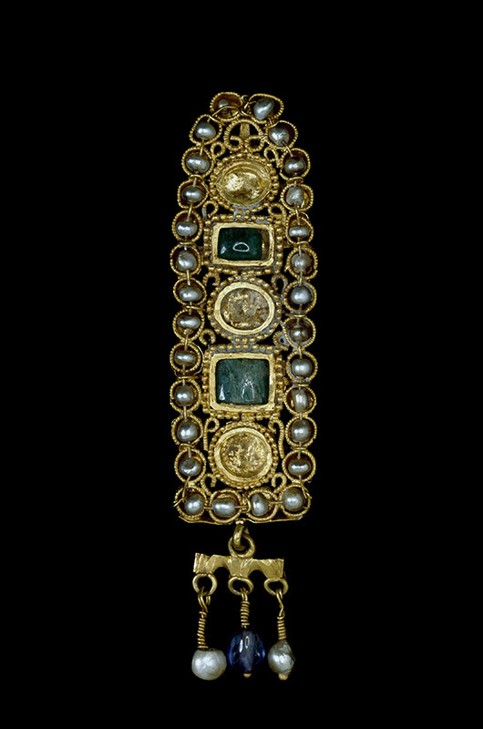 Gold hair ornament, set with natural pearls, emeralds and sapphiews