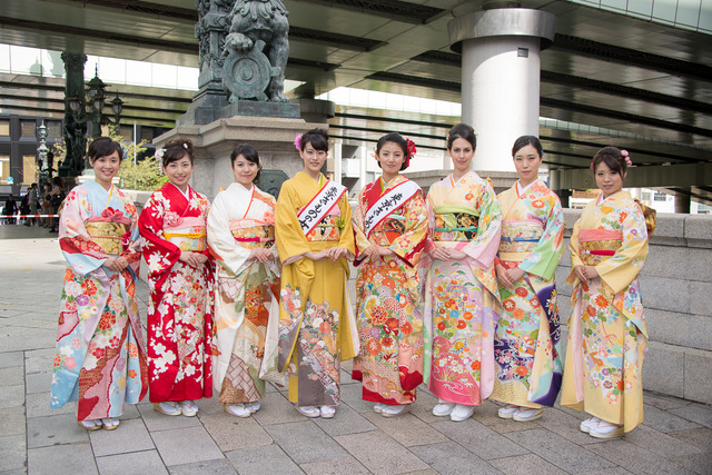 日本橋高島屋のスタッフ（左3名）と、きものの女王2013の臼田美咲さん（中央左）と佐々木風子さん（中央右）、日本橋三越本店のスタッフ