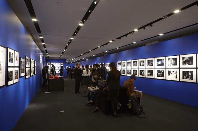 銀座アルマーニで寺山修司、細江英公、森山大道ら70年代東京写真展開催中