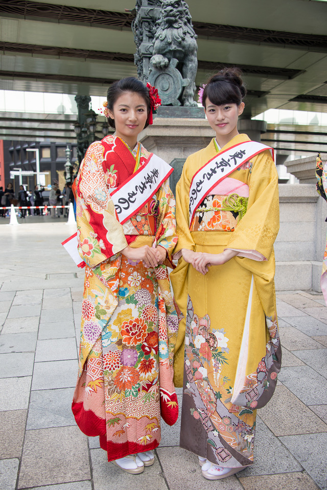 きものの女王2013の佐々木風子さん（左）と臼田美咲さん（右）