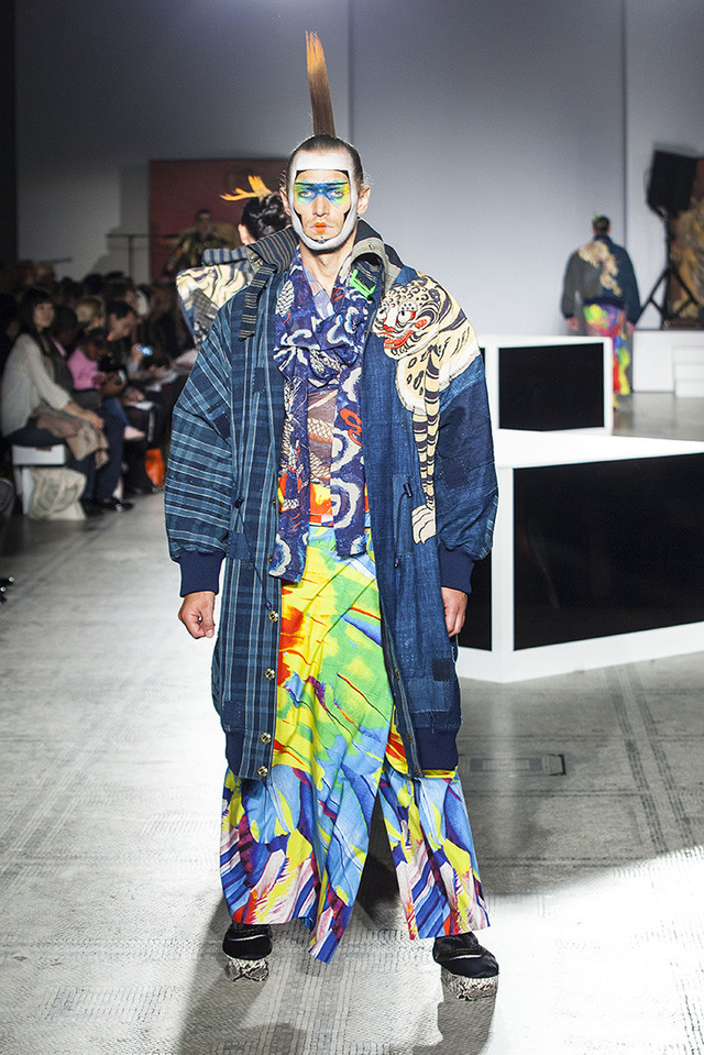 ロンドンV&Aで開催された山本寛斎のファッションショー「Fashion in Motion "Kansai Yamamoto" Fashion Show」