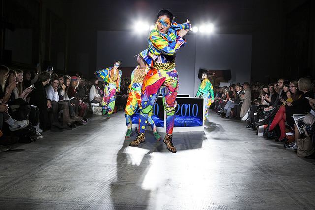 ロンドンV&Aで開催された山本寛斎のファッションショー「Fashion in Motion "Kansai Yamamoto" Fashion Show」