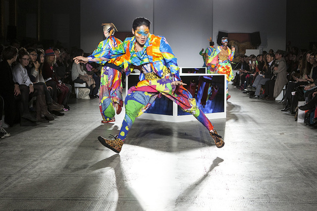 ロンドンV&Aで開催された山本寛斎のファッションショー「Fashion in Motion "Kansai Yamamoto" Fashion Show」