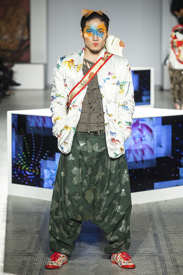 ロンドンV&Aで開催された山本寛斎のファッションショー「Fashion in Motion "Kansai Yamamoto" Fashion Show」