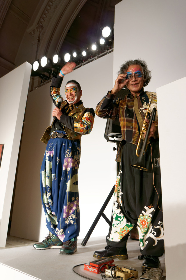 ロンドンV&Aで開催された山本寛斎のファッションショー「Fashion in Motion "Kansai Yamamoto" Fashion Show」