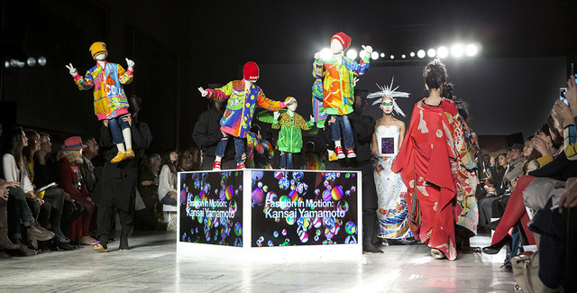 ロンドンV&Aで開催された山本寛斎のファッションショー「Fashion in Motion "Kansai Yamamoto" Fashion Show」