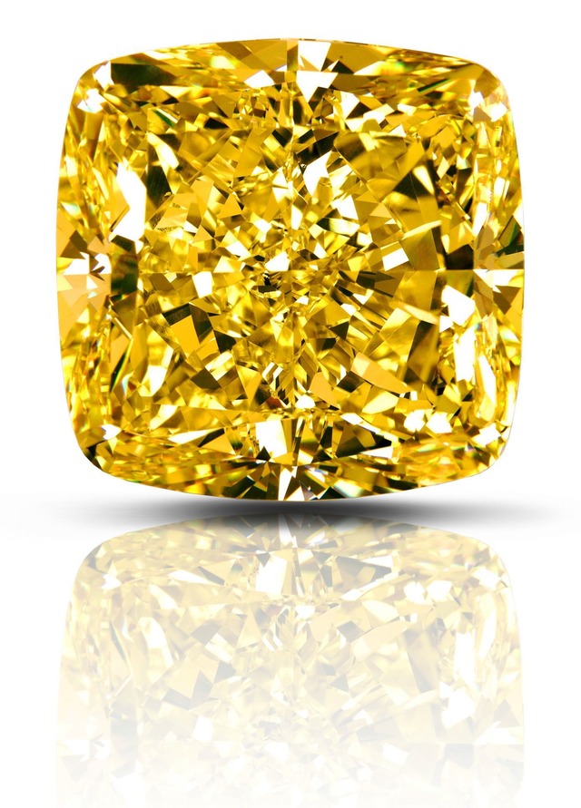 今回のステージのために本国より取り寄せられた世界最大級のイエローダイヤモンド