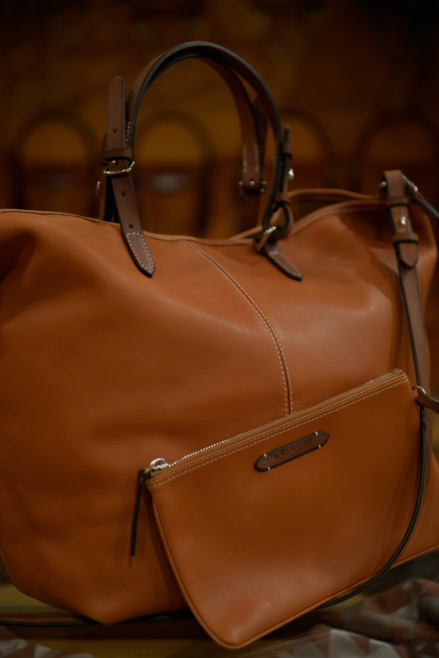 馬具と同じ革で作られるギベールのバッグ