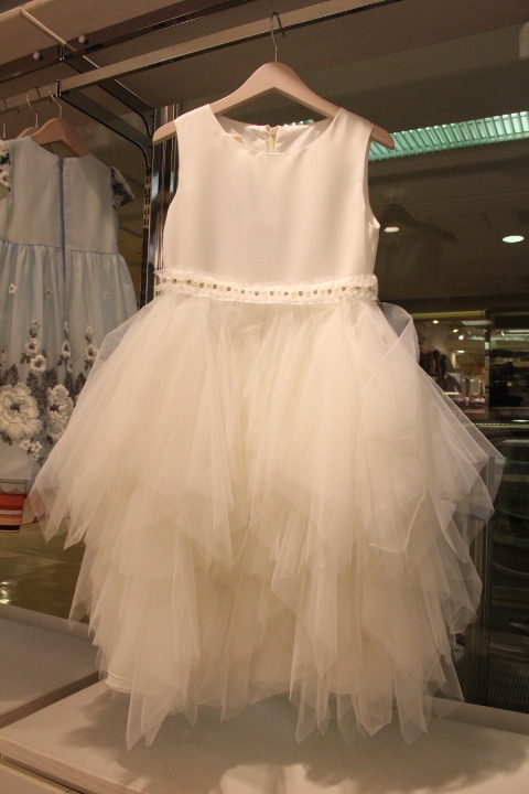 「ルチアーノソプラー二 キッズ」の白いドレスは伊勢丹先行発売