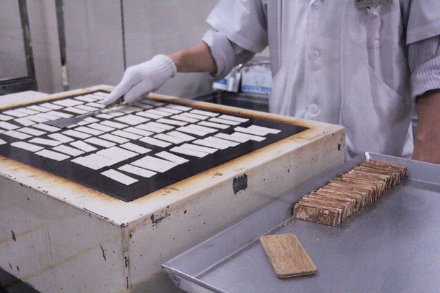 本家尾張屋、焼きたての菓子が味わえる