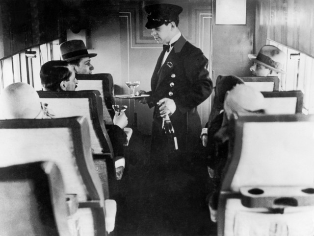 1944年以前の客室乗務員はバーマンなどの接客業を経験した男性のみだった